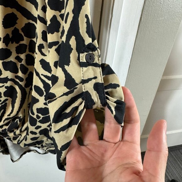 Verve tiger print v-neck 1/2 sleeve blouse with tie waist. Size large - Picture 5 of 7